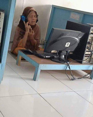 Viral, Foto Lucu Emak-emak Super Santuy! Lah Itu Emak Ngapain ya Nongkrong di Warnet?