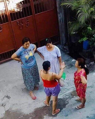 Viral, Foto Lucu Emak-emak Super Santuy! Lah Itu Emak Ngapain ya Nongkrong di Warnet?