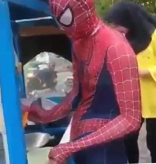 Viral, Video Tukang Siomay Berjualan dengan Kostum Spiderman! Udah Gak Main Film Ya?