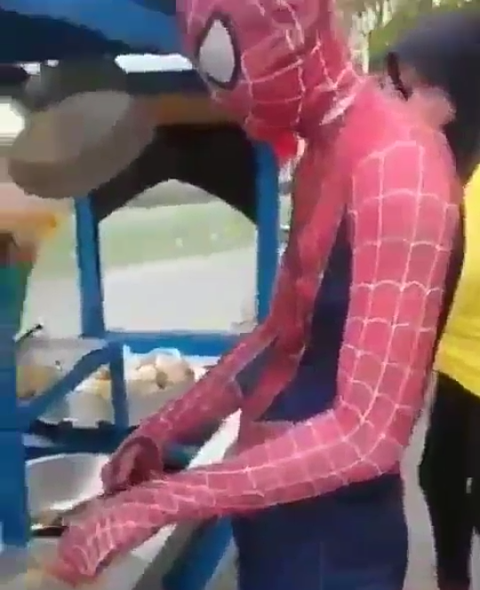 Viral, Video Tukang Siomay Berjualan dengan Kostum Spiderman! Udah Gak Main Film Ya?