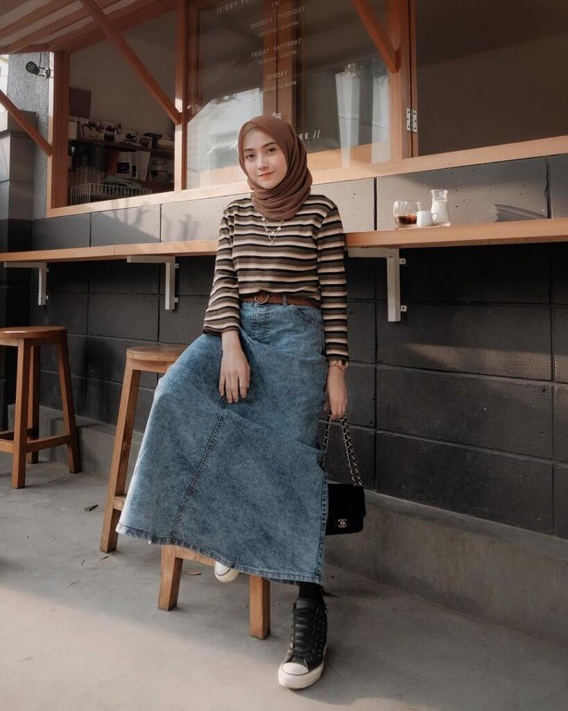 Yuk padu padankan rok jeans untuk para hijabers