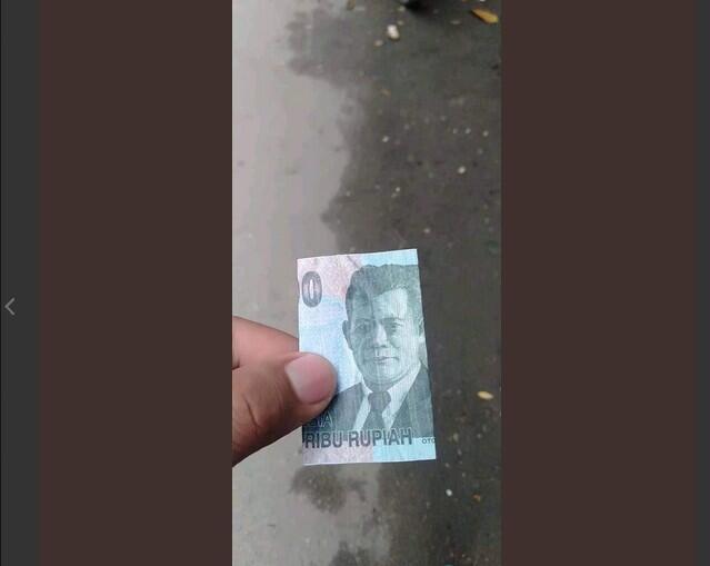 Momen Kocak! Ketika Seseorang Menemukan Uang di Jalanan (Kena Tipu Wkwkwk)