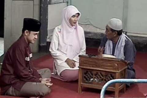 Naskah Film Pendek : Untukmu Yang Akan Berdiri Satu Shaf Didepanku