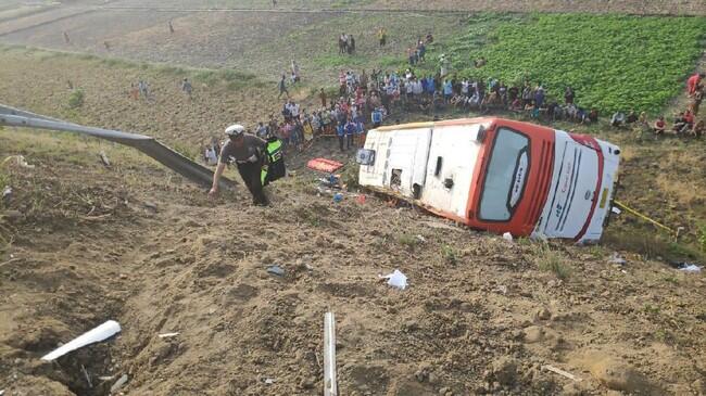Bus Kramat Jati Kecelakaan di Tol Sumo, 2 Tewas 20 Luka-luka