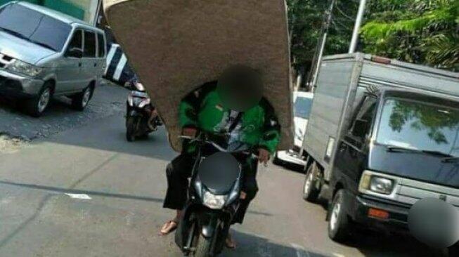 5 Kelakuan Nekat Driver Ojol Dalam Mengangkut Barang (No. 4 Ada Pintu Mobil Gan)