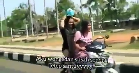 Viral Video Dua Cewek Mandi Keramas dengan Mengendarai Motor! Wow Seksi Sekali Gan