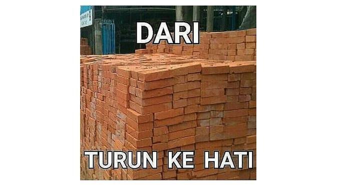 Meme Lucu Bin Gokil yang Bikin Ngakak Geleng-geleng! Malang Benar Sandalnya?