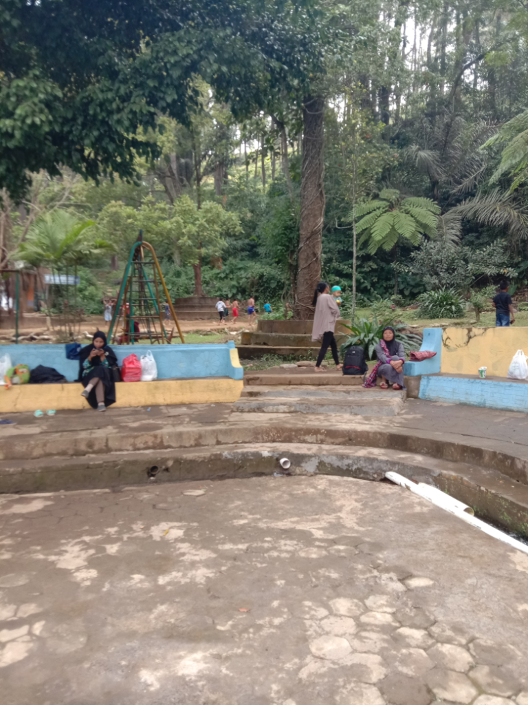 Mau Berenang? Kesini Aja: Inspiring Place Pemandian Dewi Sri, Pujon, Kab. Malang