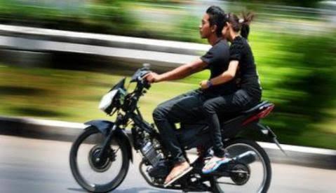 7 Hal Yang Dilakukan Pasangan Saat Di Motor, No.7 Pasti Hampir Semua Melakukannya
