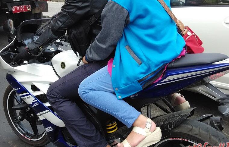 7 Hal Yang Dilakukan Pasangan Saat Di Motor, No.7 Pasti Hampir Semua Melakukannya