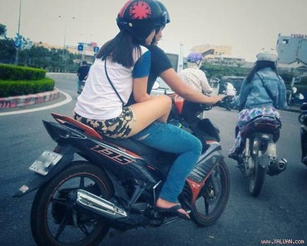 7 Hal Yang Dilakukan Pasangan Saat Di Motor, No.7 Pasti Hampir Semua Melakukannya