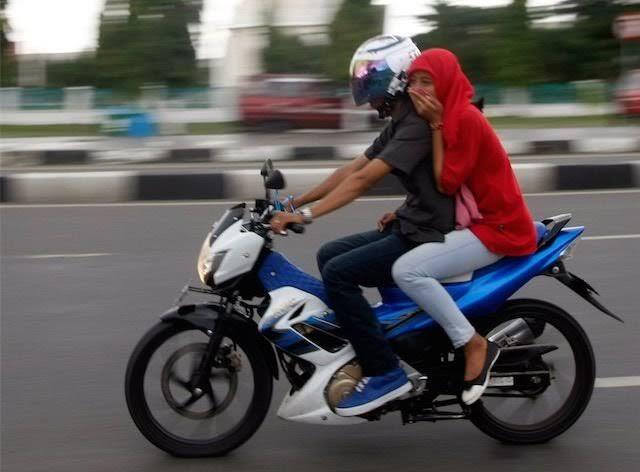 7 Hal Yang Dilakukan Pasangan Saat Di Motor, No.7 Pasti Hampir Semua Melakukannya
