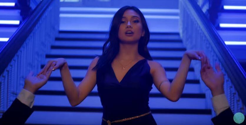 Cantiknya Niki Zefanya Pelantun 'Indigo' Ketika Memainkan Alat Musik