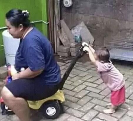 Lucu, Unik Dan Gila Apa Yang Dilakukan Warga +62 Pada Anaknya