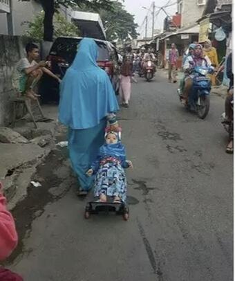 Lucu, Unik Dan Gila Apa Yang Dilakukan Warga +62 Pada Anaknya