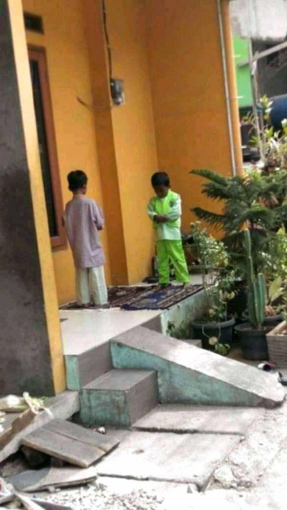 Ngakak! Potret-Potret Tak Wajar Bocah-Bocah, Ada yang Sholat Membelakangi Arah Kiblat