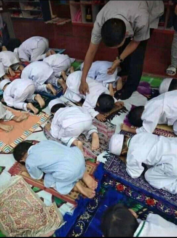 Ngakak! Potret-Potret Tak Wajar Bocah-Bocah, Ada yang Sholat Membelakangi Arah Kiblat