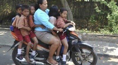 30 Bukti Emak-emak Memang Penguasa Jalanan Sejati, Ngeselin Tapi Bikin Ngakak!