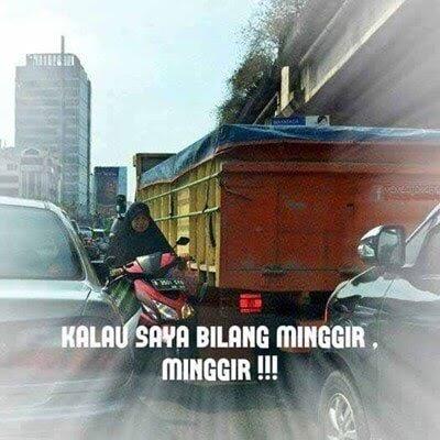 30 Bukti Emak-emak Memang Penguasa Jalanan Sejati, Ngeselin Tapi Bikin Ngakak!