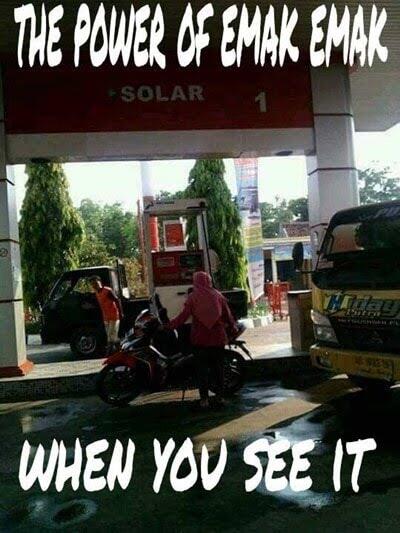 30 Bukti Emak-emak Memang Penguasa Jalanan Sejati, Ngeselin Tapi Bikin Ngakak!