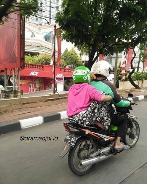 30 Bukti Emak-emak Memang Penguasa Jalanan Sejati, Ngeselin Tapi Bikin Ngakak!