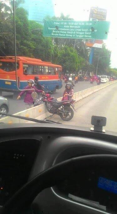 30 Bukti Emak-emak Memang Penguasa Jalanan Sejati, Ngeselin Tapi Bikin Ngakak!