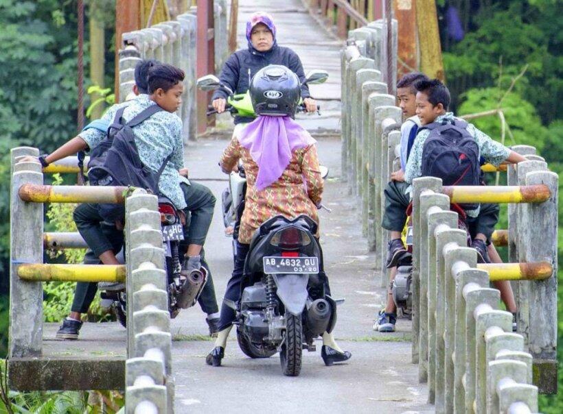 30 Bukti Emak-emak Memang Penguasa Jalanan Sejati, Ngeselin Tapi Bikin Ngakak!