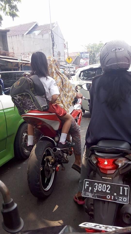 30 Bukti Emak-emak Memang Penguasa Jalanan Sejati, Ngeselin Tapi Bikin Ngakak!