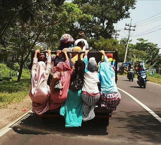 30 Bukti Emak-emak Memang Penguasa Jalanan Sejati, Ngeselin Tapi Bikin Ngakak!