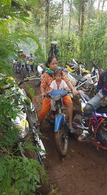 30 Bukti Emak-emak Memang Penguasa Jalanan Sejati, Ngeselin Tapi Bikin Ngakak!