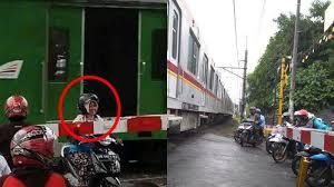 30 Bukti Emak-emak Memang Penguasa Jalanan Sejati, Ngeselin Tapi Bikin Ngakak!