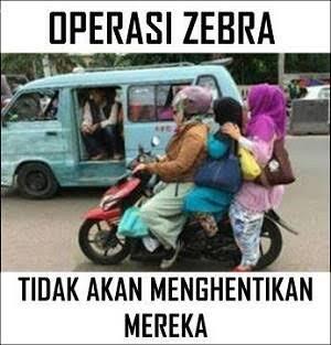 30 Bukti Emak-emak Memang Penguasa Jalanan Sejati, Ngeselin Tapi Bikin Ngakak!