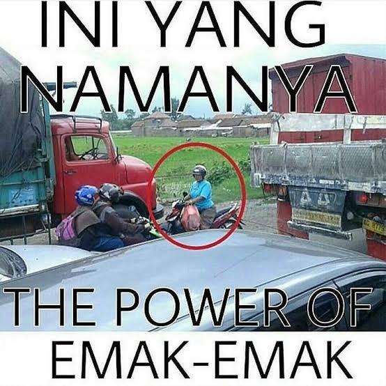 30 Bukti Emak-emak Memang Penguasa Jalanan Sejati, Ngeselin Tapi Bikin Ngakak!