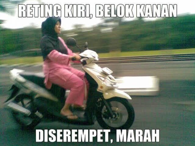 30 Bukti Emak-emak Memang Penguasa Jalanan Sejati, Ngeselin Tapi Bikin Ngakak!