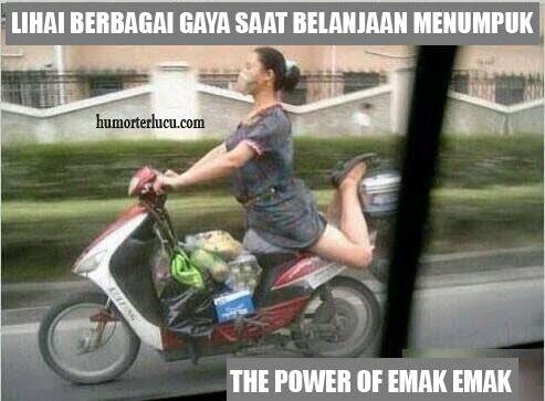 30 Bukti Emak-emak Memang Penguasa Jalanan Sejati, Ngeselin Tapi Bikin Ngakak!