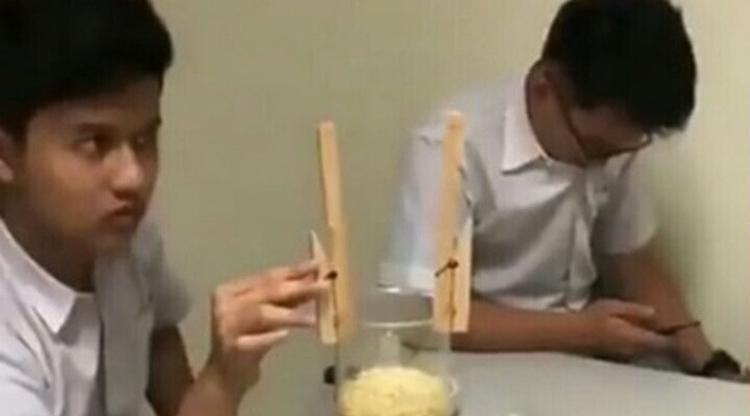 Gokils, Video Siswa Masak Mie Instan Saat Praktikum Kimia Viral di Medsos! Lapar Ya?