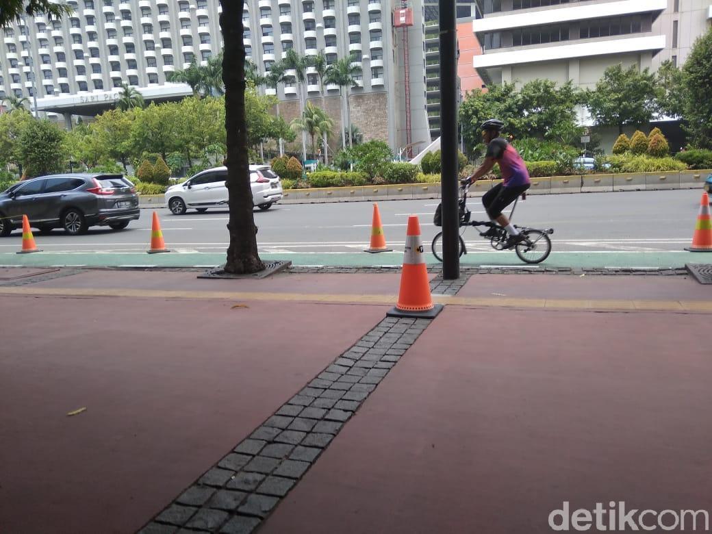 Menghitung Jumlah Penggowes di Jalur Sepeda Depan Sarinah