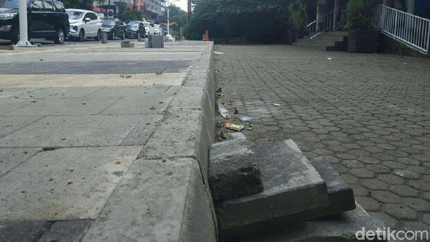 Viral Tinggi Trotoar di Kemang Persulit Warga Parkir