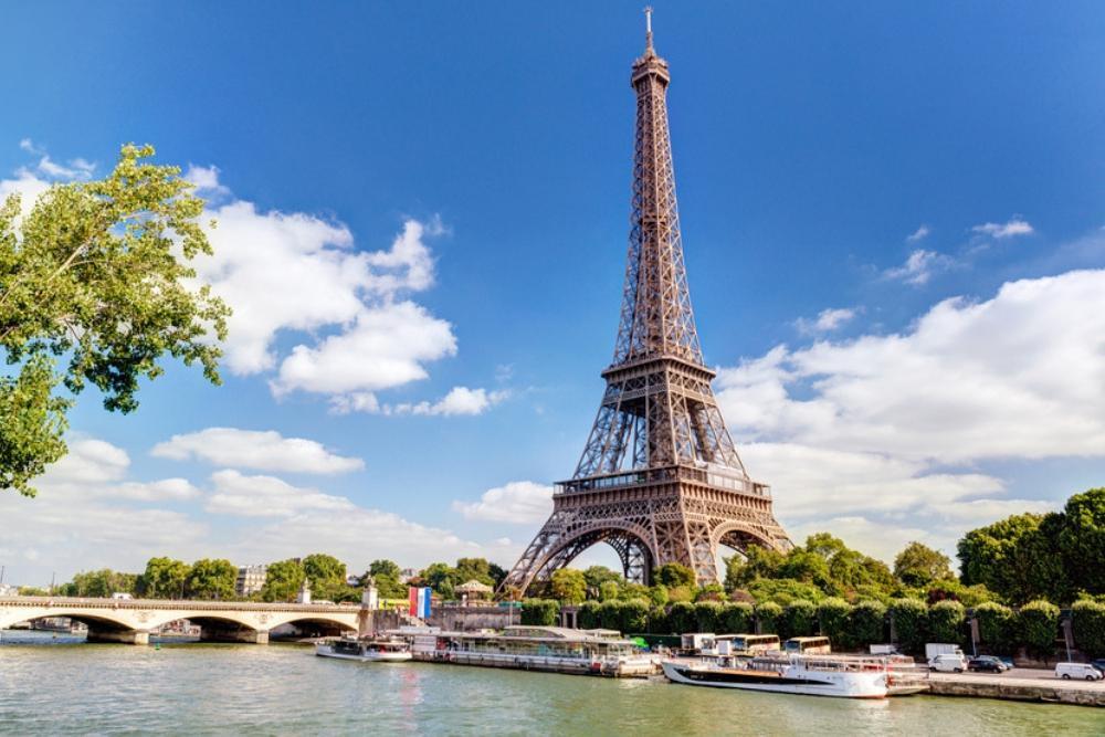 Potret Mengharukan di Balik Megah dan Indahnya Kota Paris