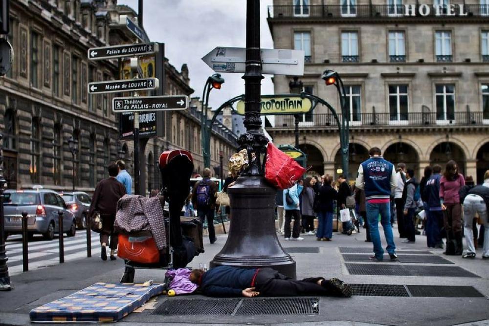 Potret Mengharukan di Balik Megah dan Indahnya Kota Paris