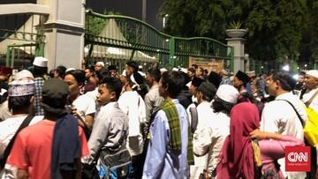 Massa Reuni 212 Mulai Datangi Monas, Desak Gerbang Dibuka