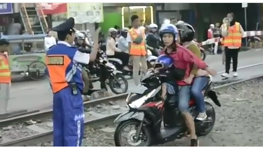 Viral, Video Pengendara Motor Barbar Menerobos Rel Kereta Api! Diingetin Kok Nyolot?