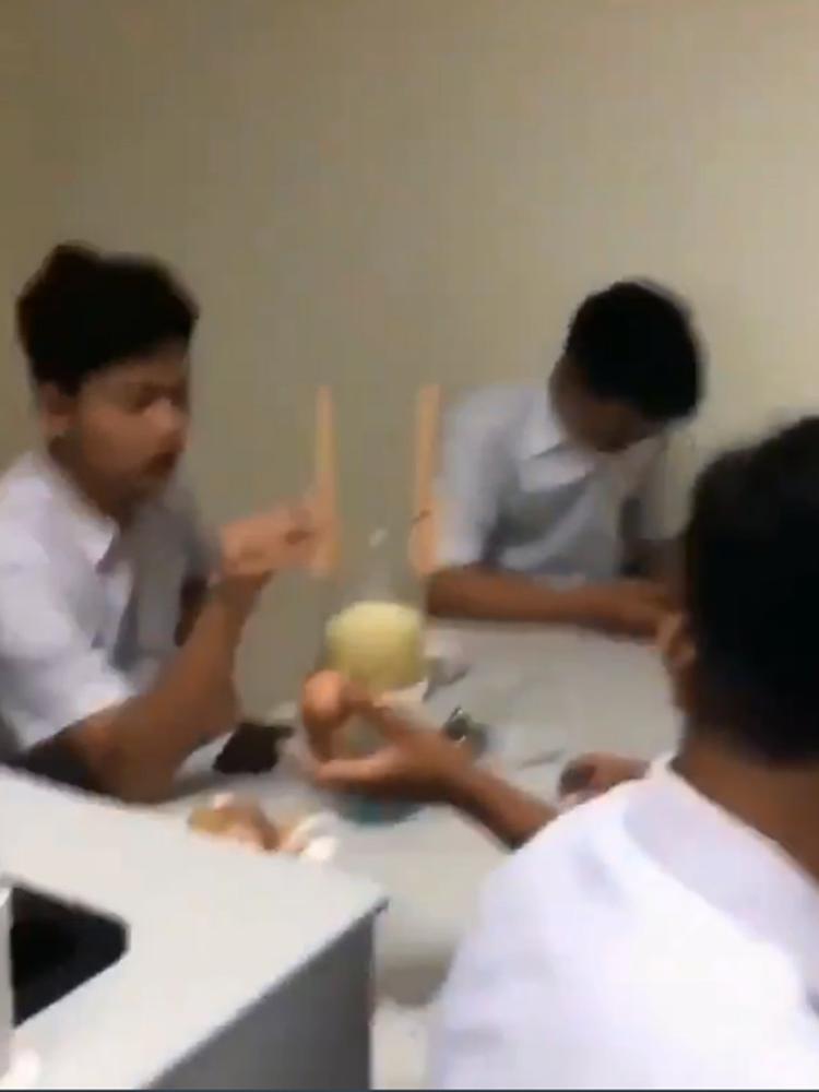 Gokils, Video Siswa Masak Mie Instan Saat Praktikum Kimia Viral di Medsos! Lapar Ya?