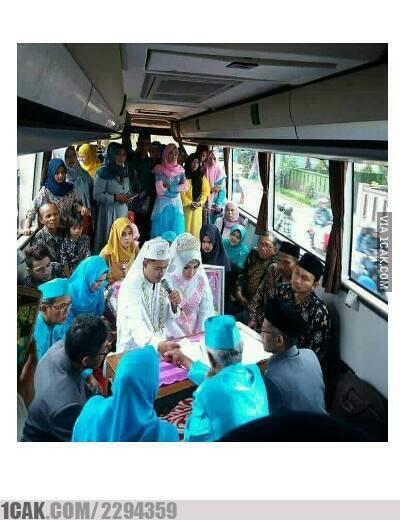 Foto-Foto Pernikahan yang 'Unik' dan Kocak, Hanya Ada di Indonesia!