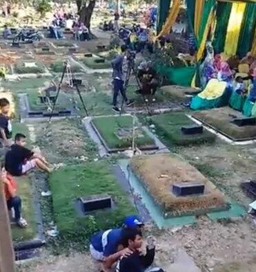 Foto-Foto Pernikahan yang 'Unik' dan Kocak, Hanya Ada di Indonesia!