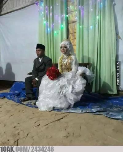 Foto-Foto Pernikahan yang 'Unik' dan Kocak, Hanya Ada di Indonesia!
