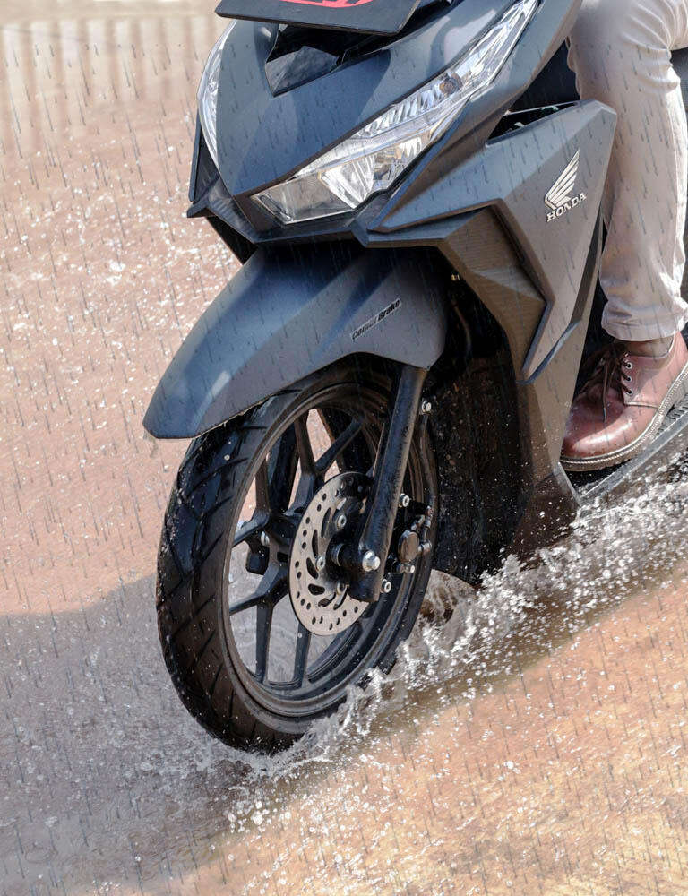 Tips Pemakaian Ban Motor Saat Hujan, Dijamin Bikin Berkendara Kamu Makin Aman