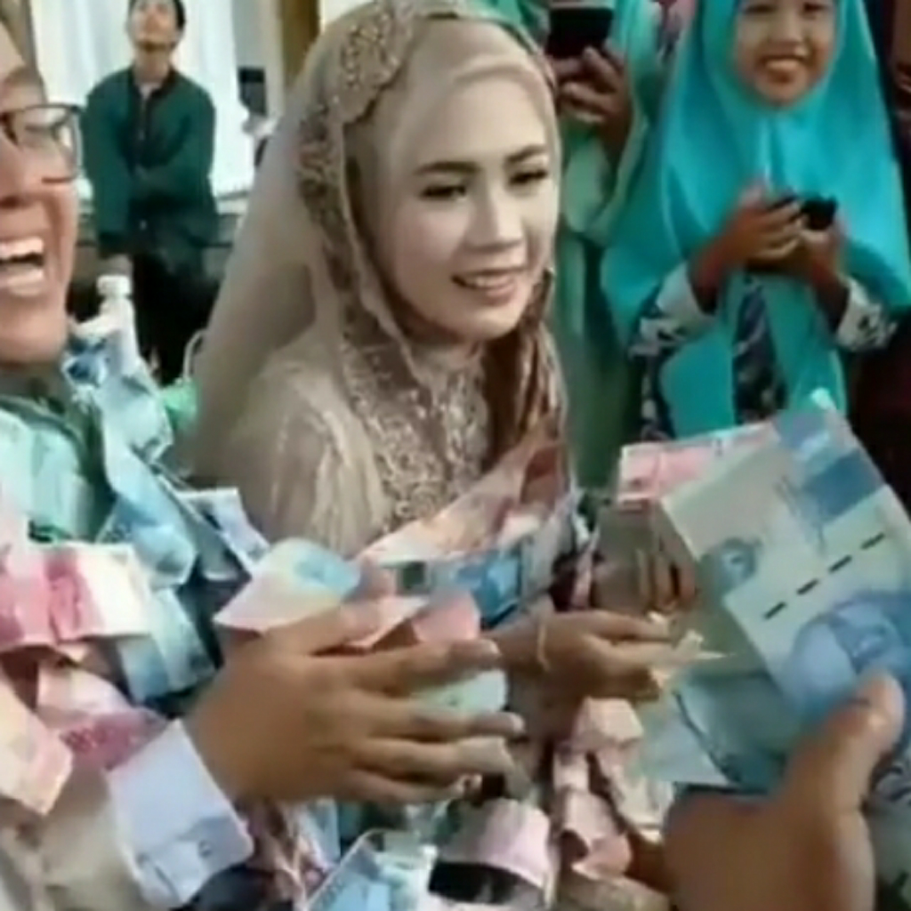 Viral, Pengantin Ini Berpakaian Penuh Uang Ratusan Juta, Yang Ngawer Sultan Semua!