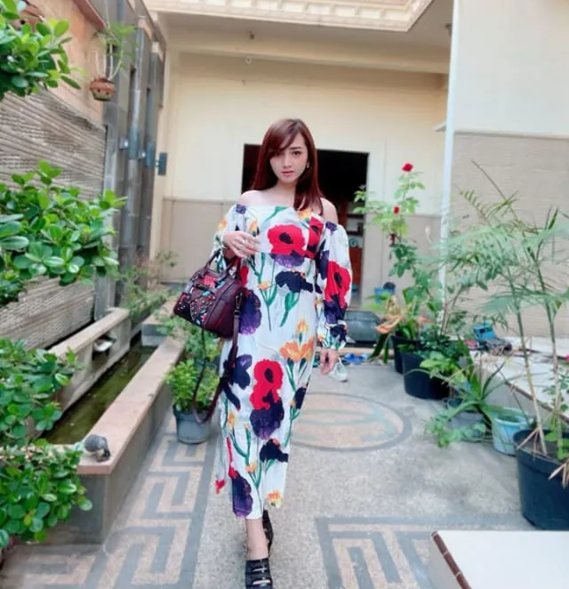 Deretan Foto Cantik Bu Lurah Angel Emithasari (Kades di Lamongan Jatim)