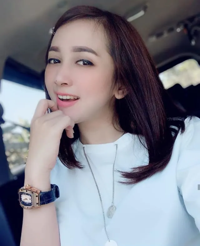 Deretan Foto Cantik Bu Lurah Angel Emithasari (Kades di Lamongan Jatim)